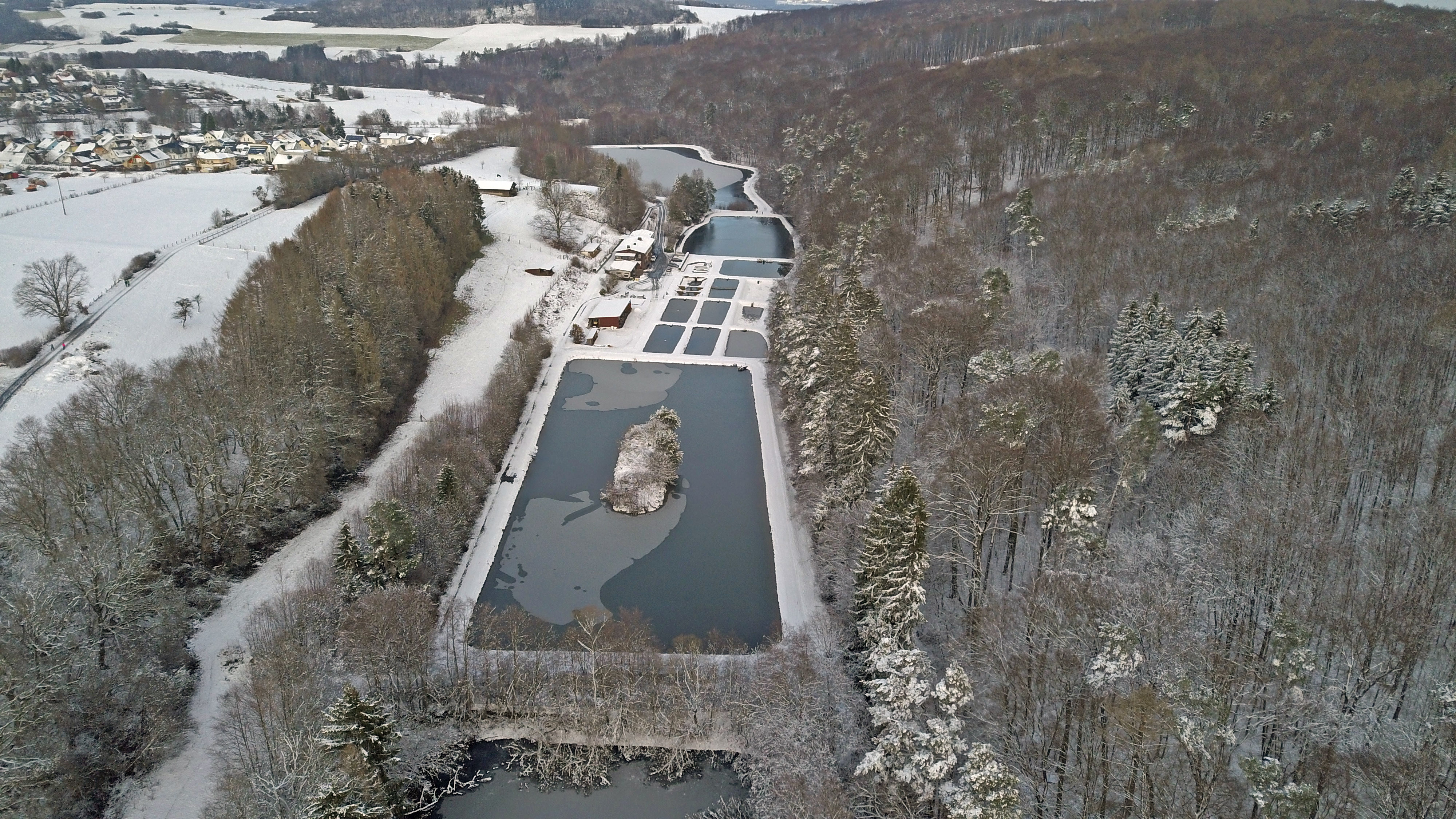 Luftbild Teichanlage Blaeser Winter